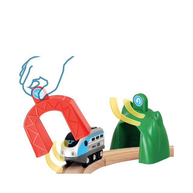 brio world smart engine with action tunnels